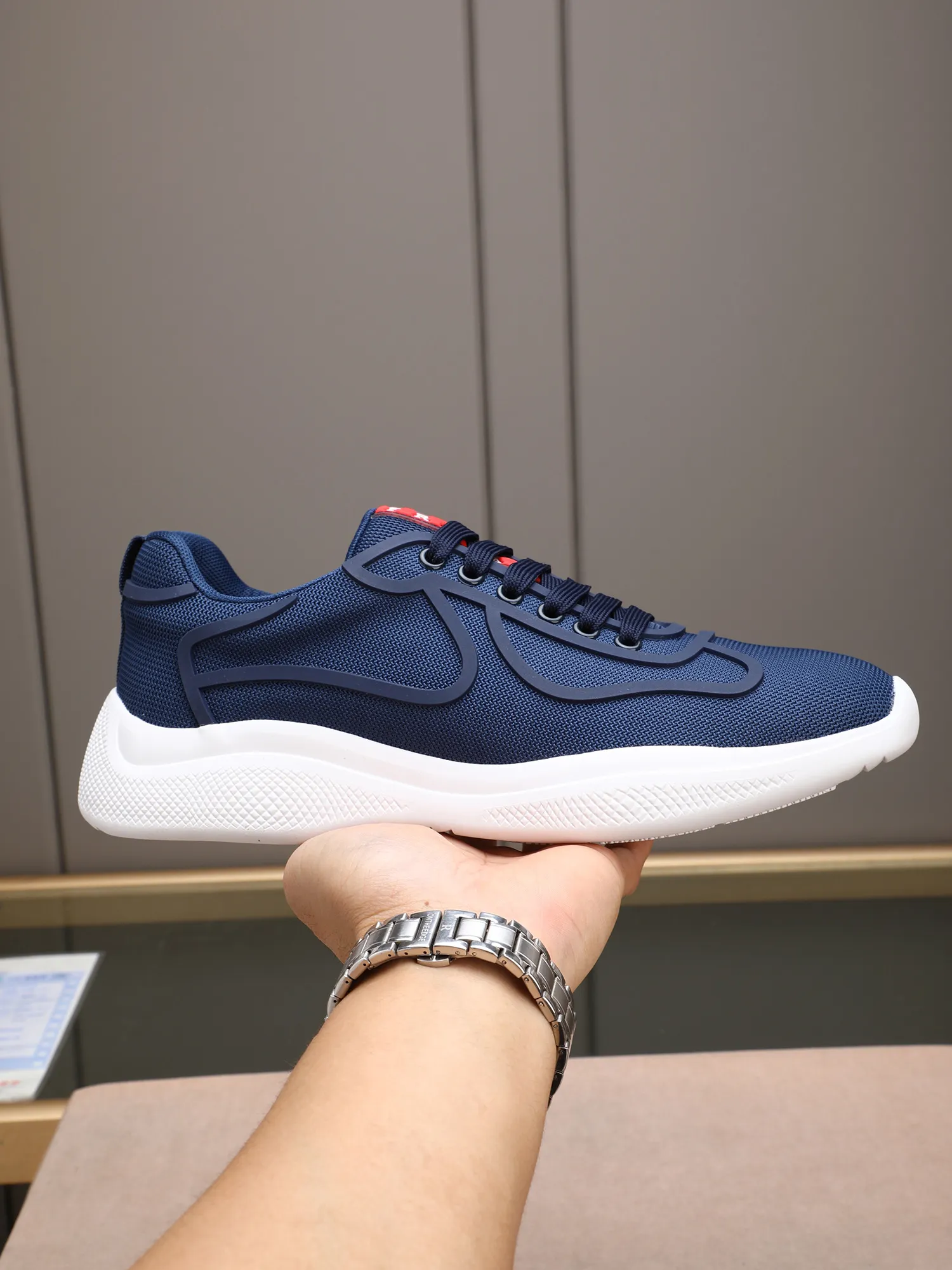 Men's shoes 💰400 PRADA/Prada men's lace-up casual sports shoes, the upper is made of imported rubber and breathable mesh. It is soft, comfortable and breathable. The tongue is decorated with the PRADA brand letter logo. The thick rubber sole echoes the red label tongue. The style is fashionable and elegant. The details are carefully crafted. A casual sports shoe with a super western style and excellent breathability!  Size: 38-44 (45 46 customized)